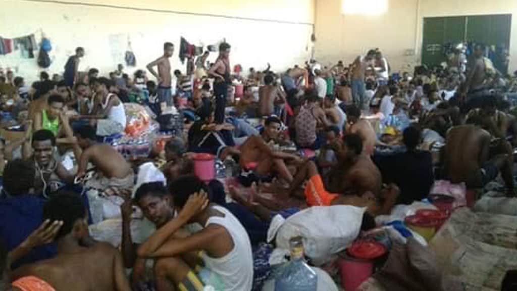 Vluchtelingen die worden vastgehouden door smokkelaars in Libische kampen.